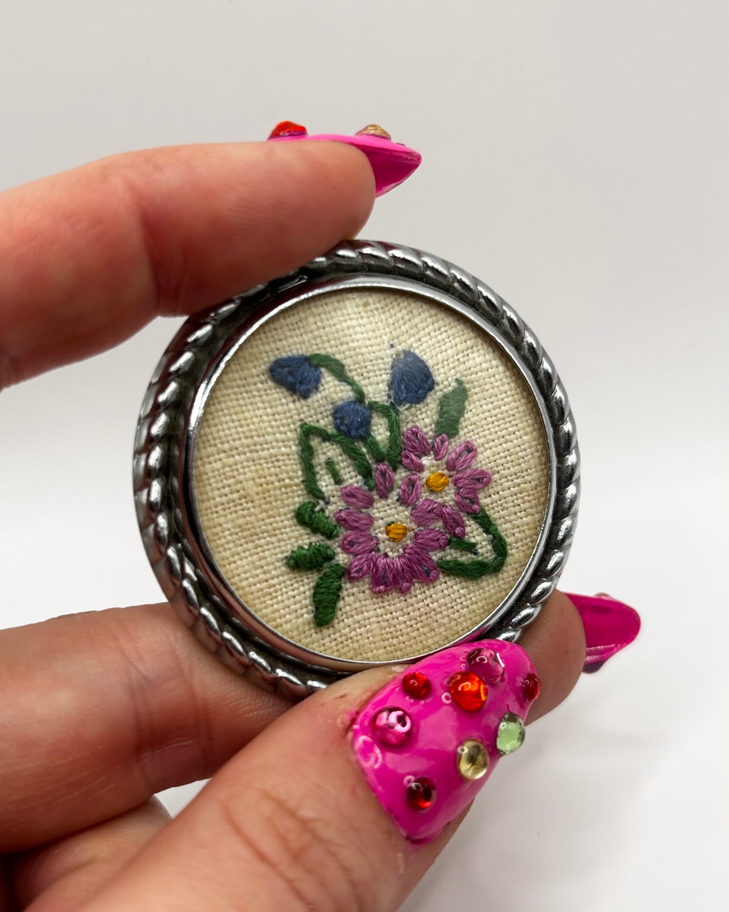 1940s Embroidered Handmade Brooch / Purple Flowers